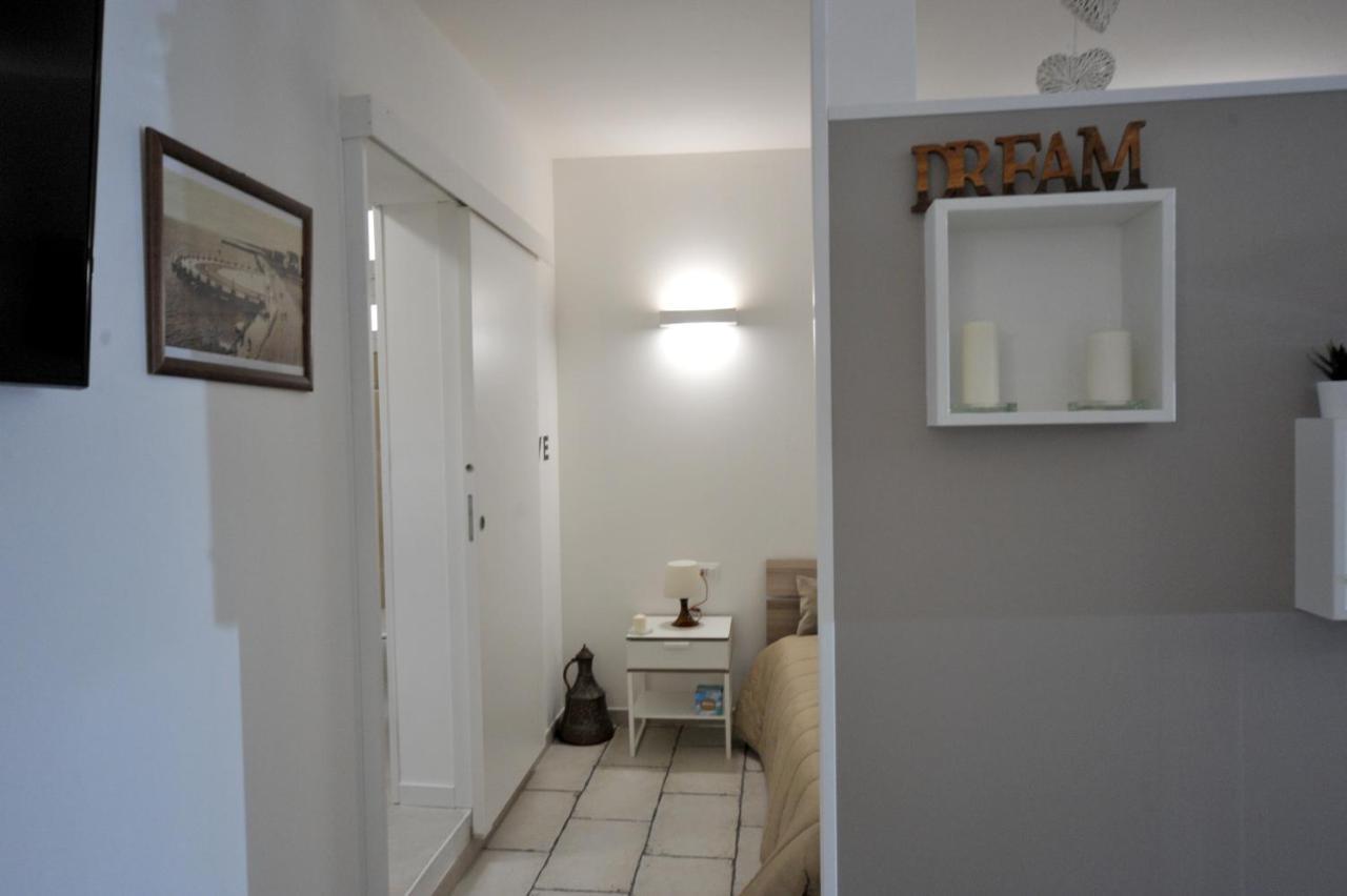 Pietra Bianca Appartment Барі Екстер'єр фото