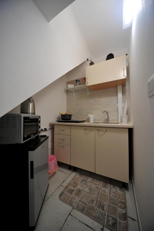Pietra Bianca Appartment Барі Екстер'єр фото