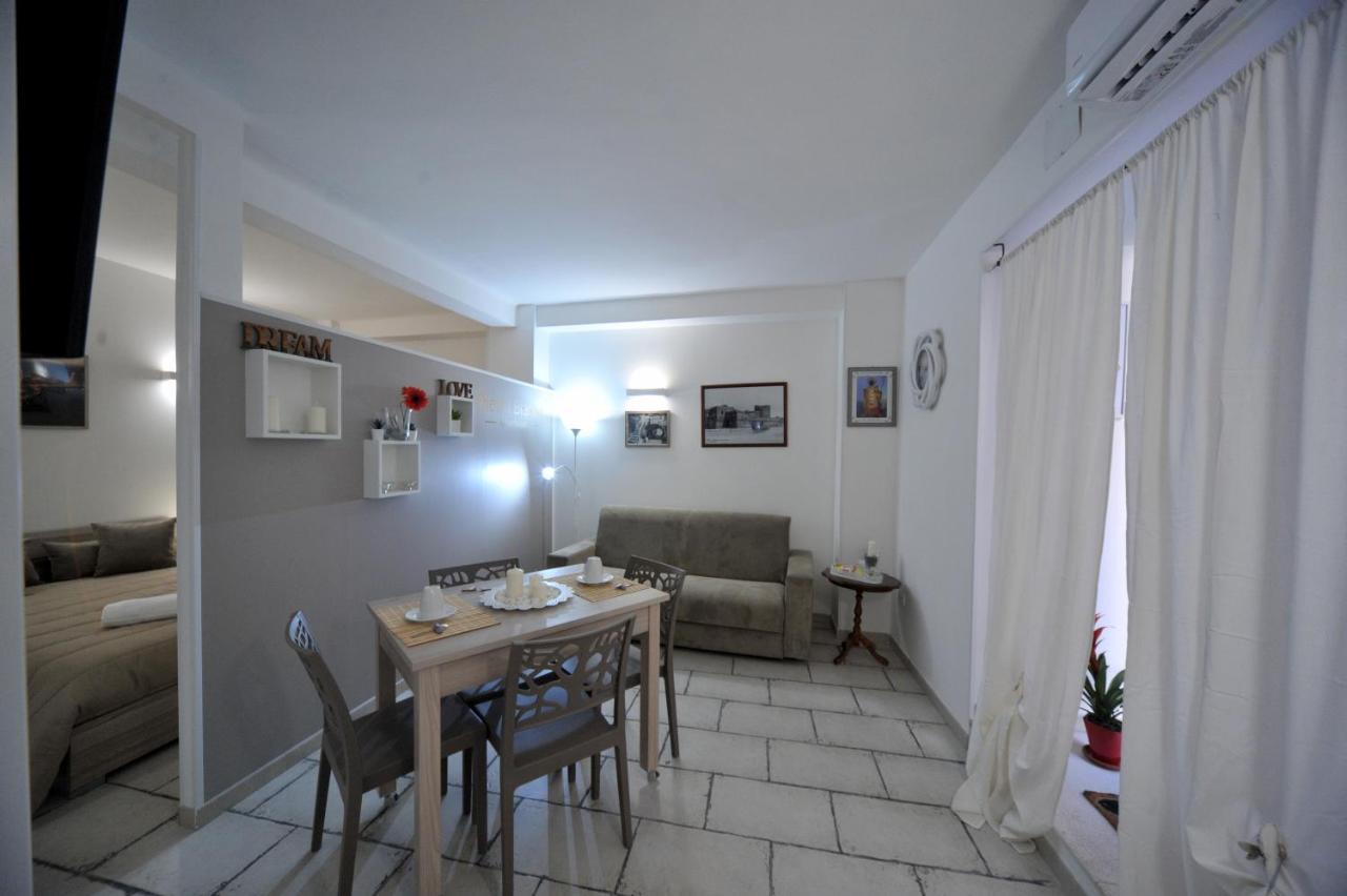 Pietra Bianca Appartment Барі Екстер'єр фото